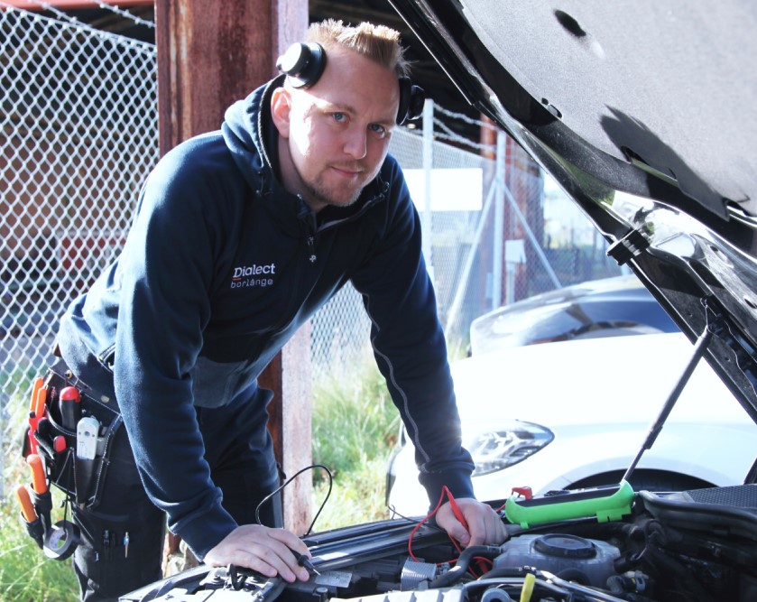 Montör vid en bil med öppen huv